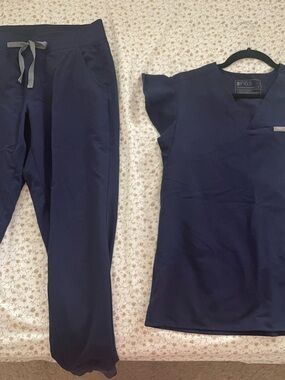 FIGS Technical Collection Navy Scrub Top and Pants Set (Medium)